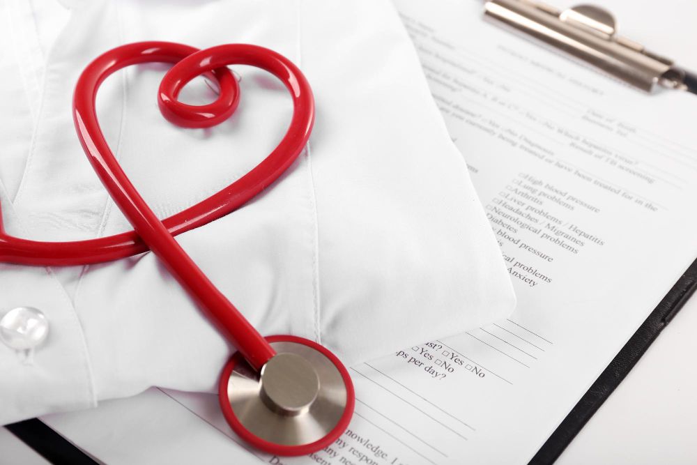 estetoscópio vermelho em cima de uma camisa de médico