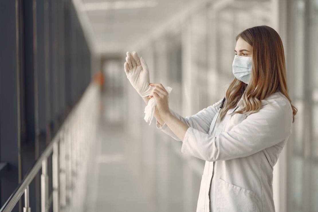 mujer bata manos guantes infecciones
