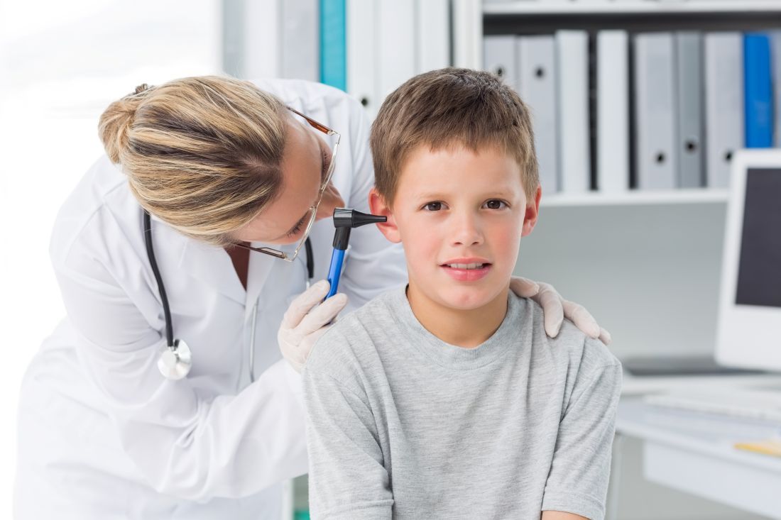 niño consulta sentado examinado por otorrino mujer otitis
