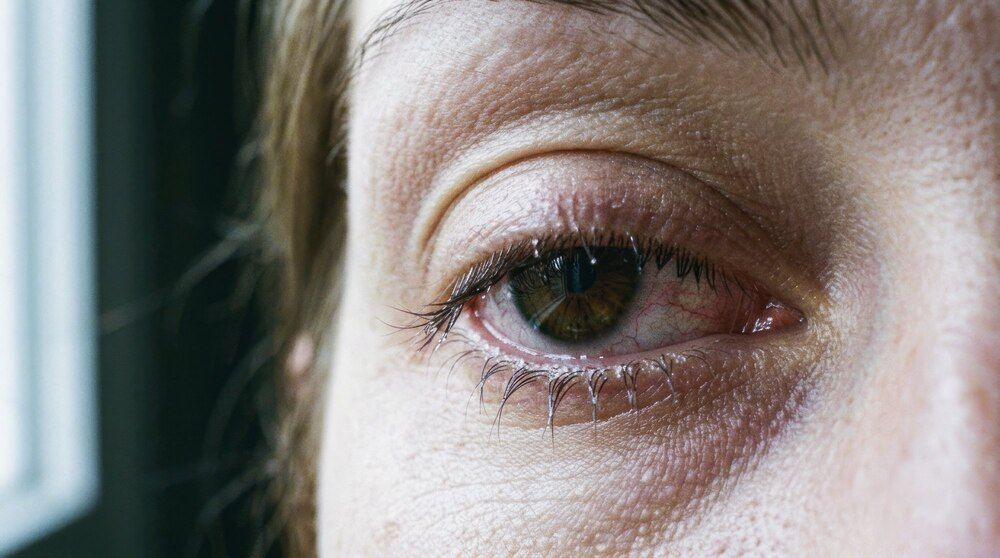 close-up extremo de olho humano cansado