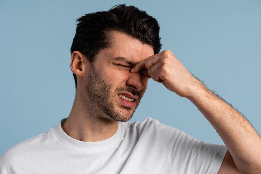 vista frontal de homem com dor de cabeça