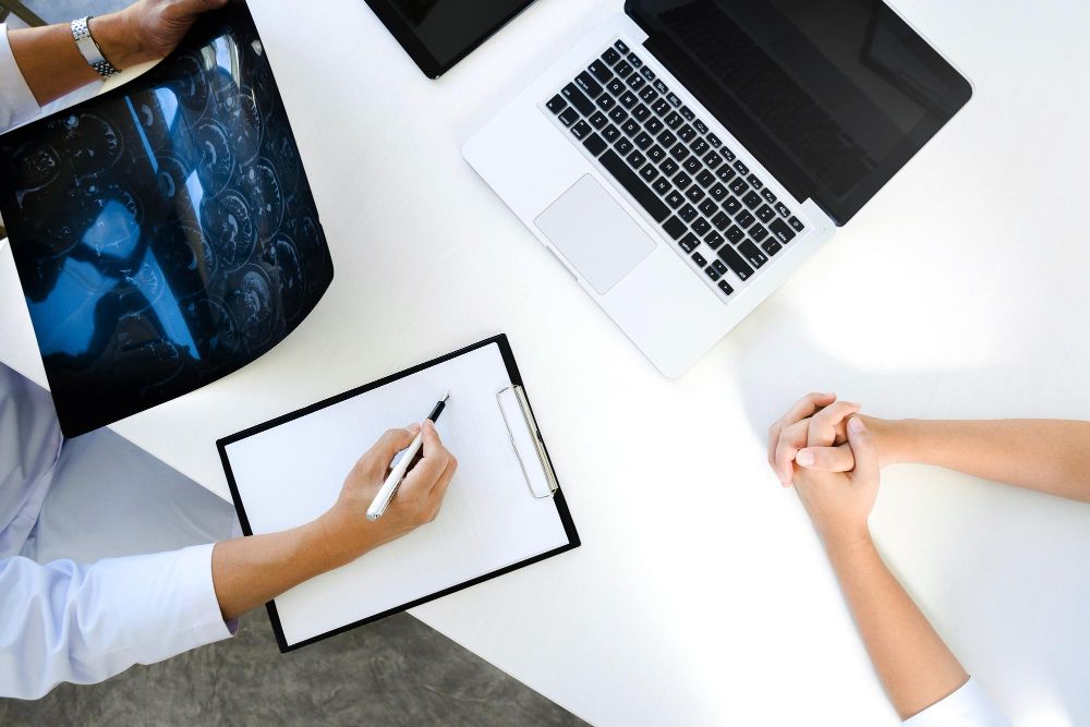 medico analizando exame e anotando em uma prancheta