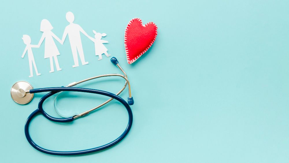imagem representando o cuidado de um medico com a familia