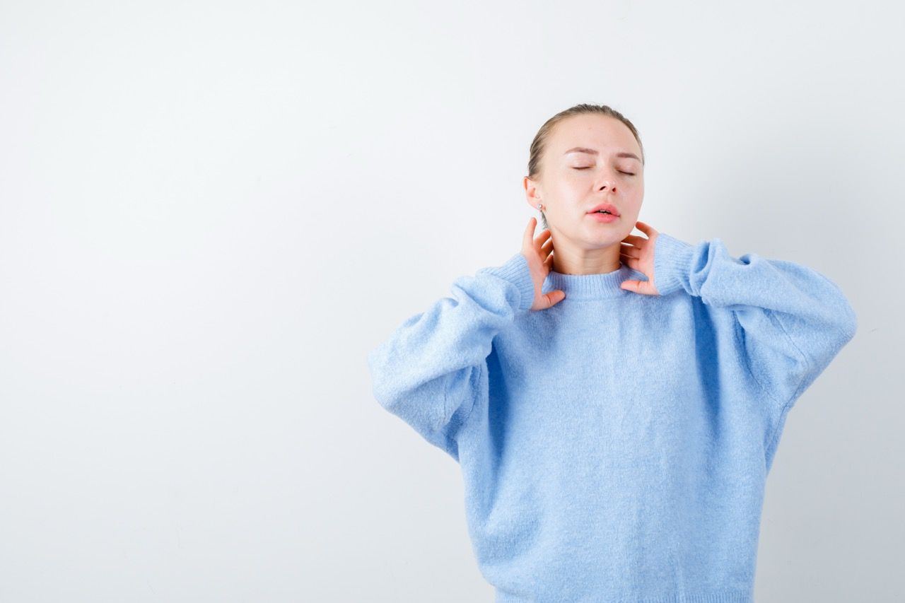 Cuello tecnológico: ¿por qué mirar el móvil te está causando dolor cervical?