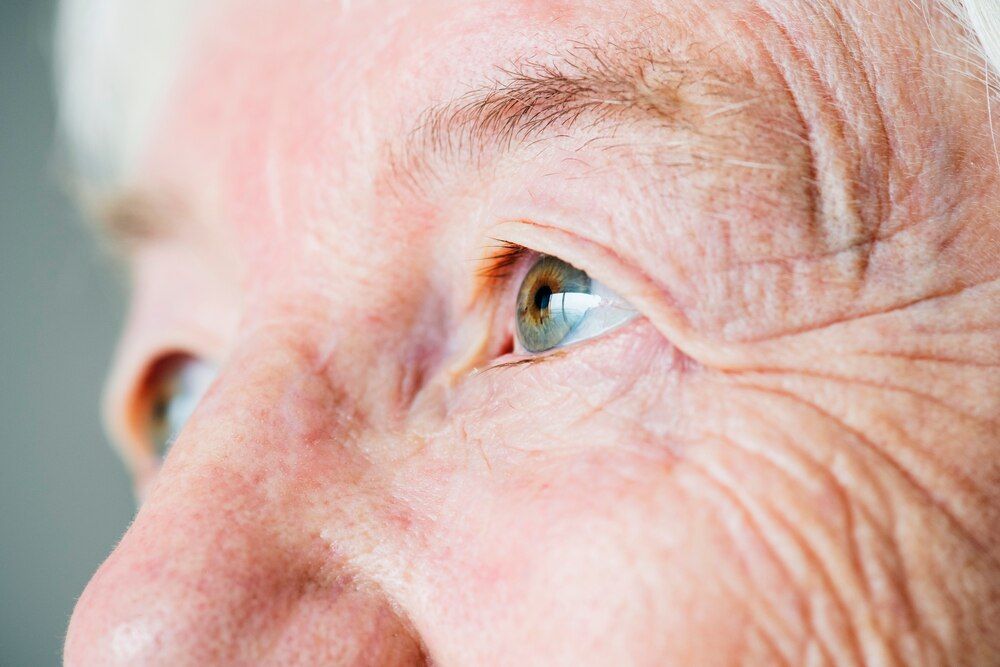 close-up de perfil dos olhos de uma mulher idosa branca