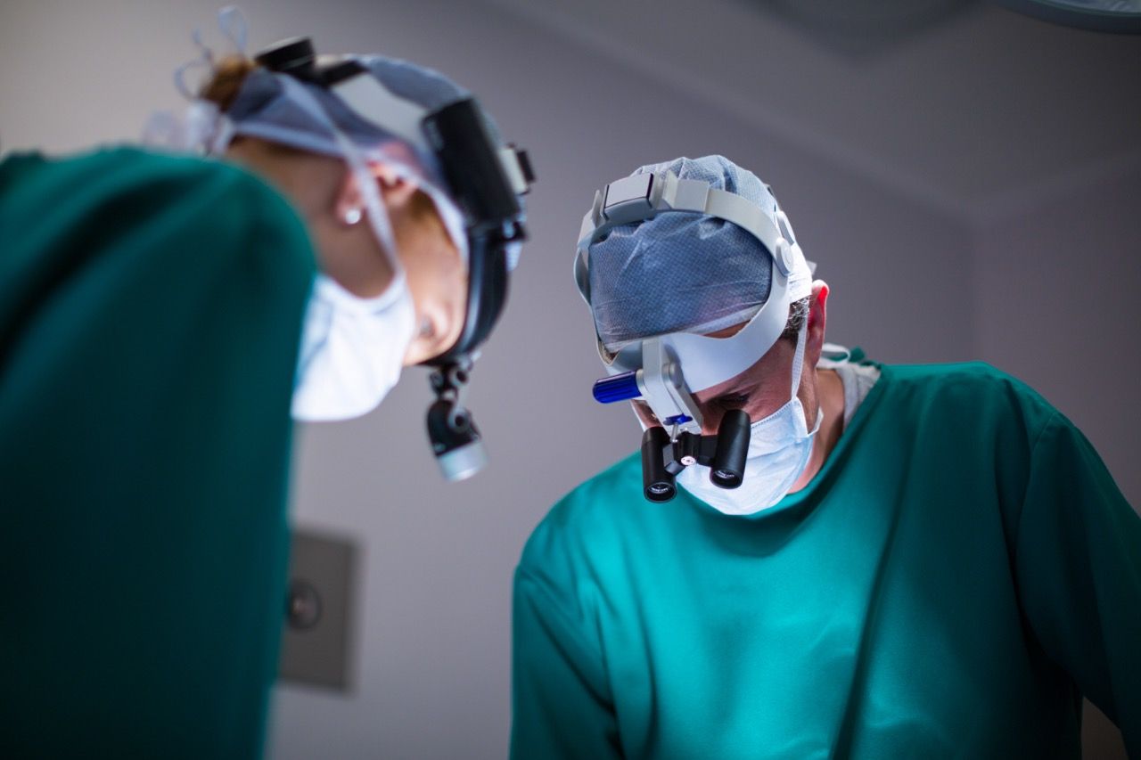 cirujanos oftalmologos batas verdes operando ojos cirugia refractiva