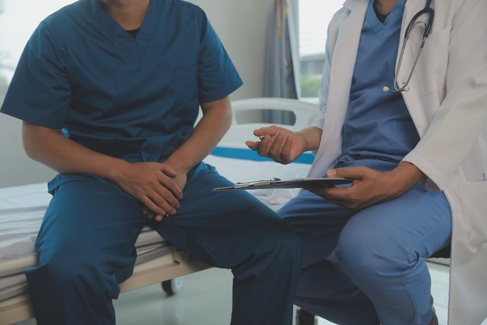 urologista atendendo paciente