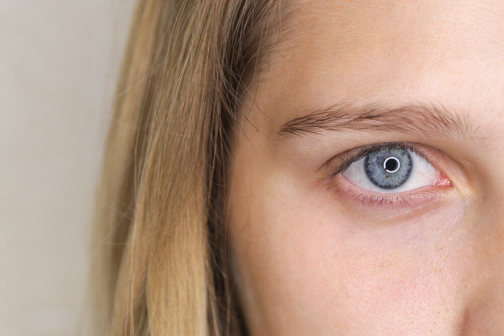 mulher de olhos azuis e cabelo loiro