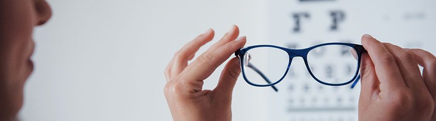 Yaşlanma Merceğinden: Yakın Görme Bozulmasının Nedenlerini Anlamak