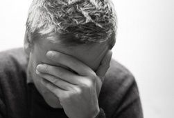 zaehneknirschen-behandlung-kopfschmerzen-zahnschiene