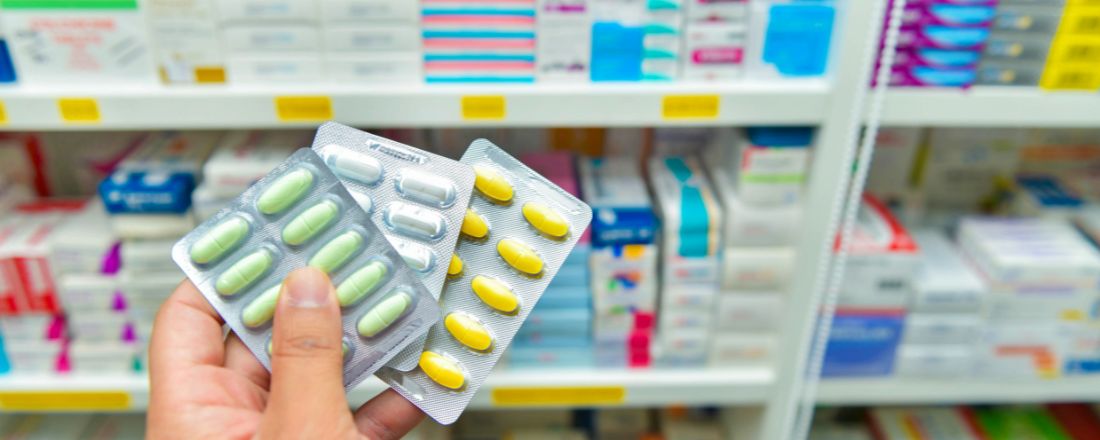 Un farmacista che tiene in mano dei blister di medicine