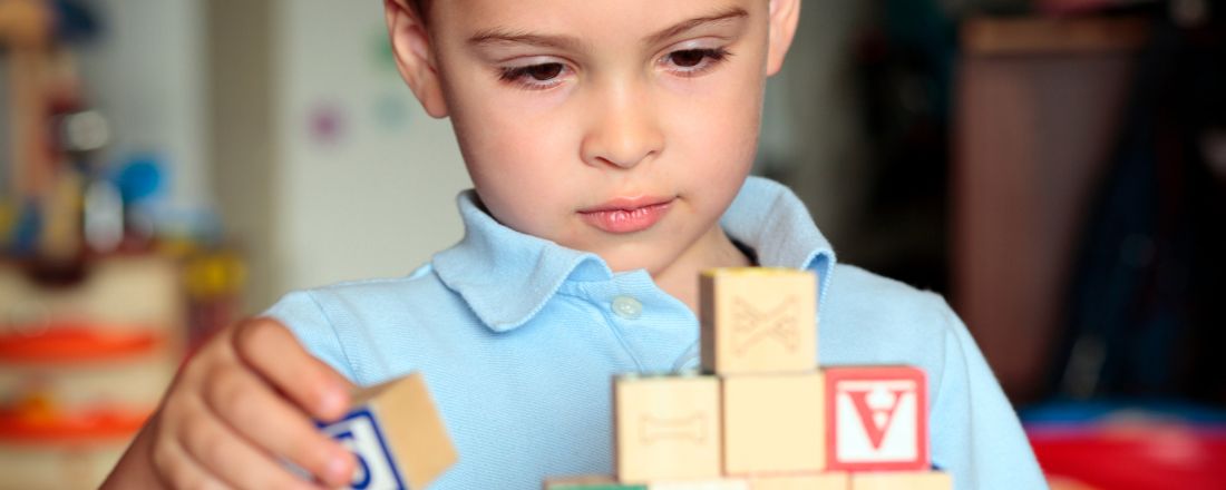 Un bambino che gioca con delle forme geometriche
