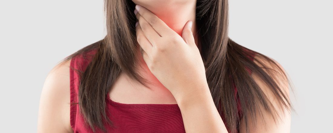 ragazza ha male alla gola