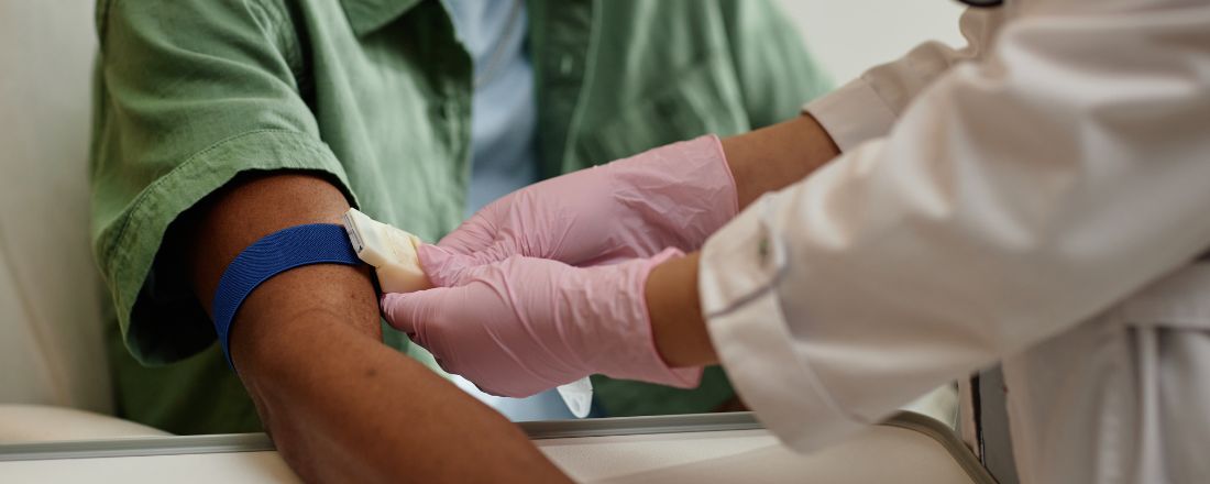 uomo esegue esami del sangue