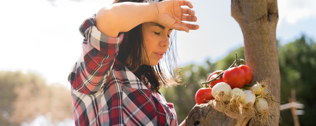 Una donna che soffre per il caldo