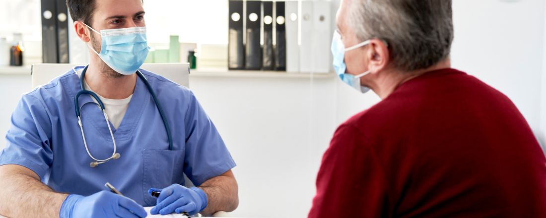 medico visita paziente