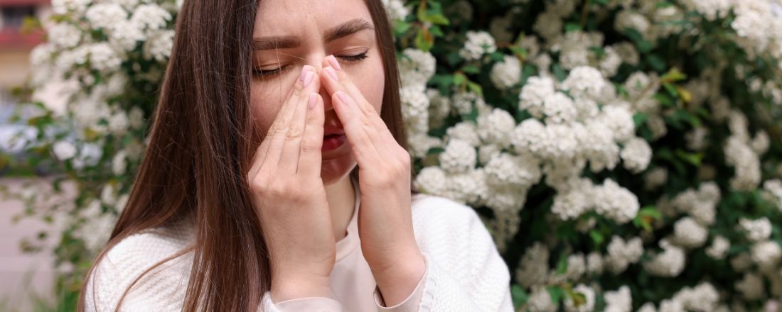 ragazza si tocca il naso irritato dai pollini