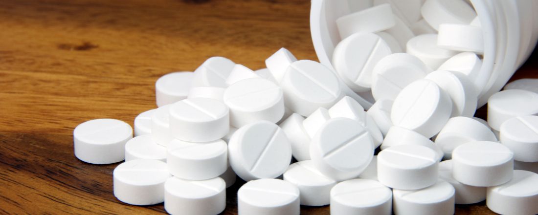 pastiglie che escono da un barattolo