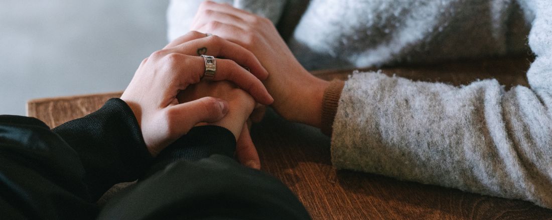 Delle mani che si intrecciano