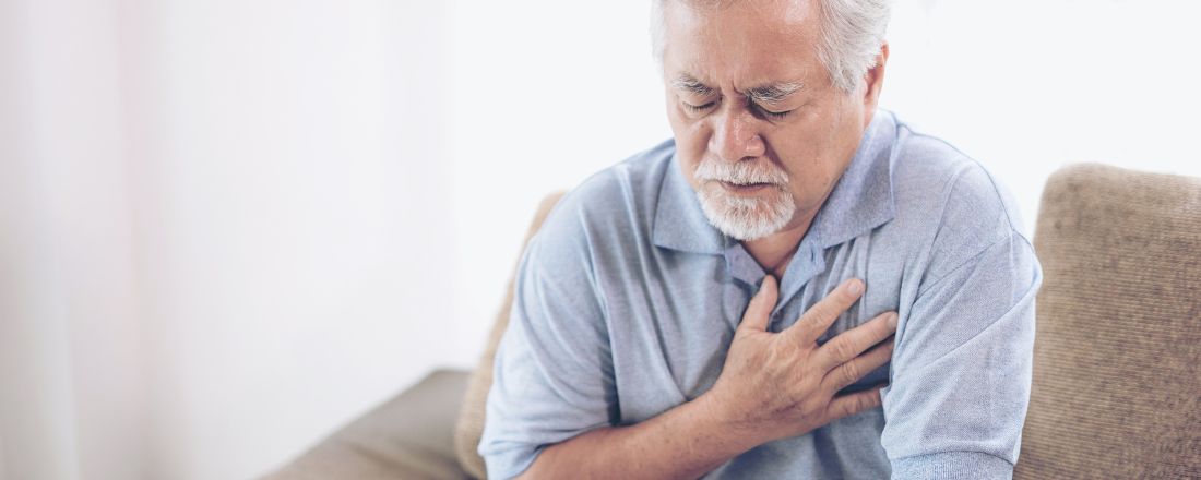 Un signore che ha un dolore al cuore