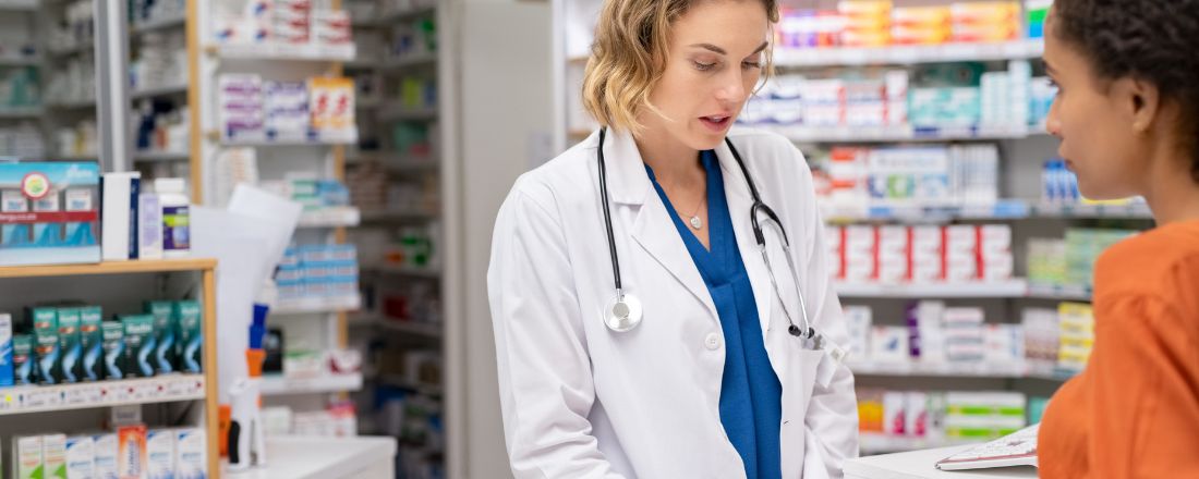 Una persona che prende una cardioaspirina