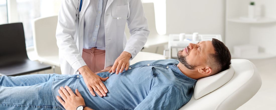 gastroenterologo visita paziente con dolore alla pancia