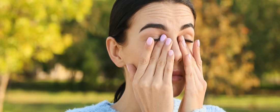 ragazza si stropiccia gli occhi a causa dell'allergia