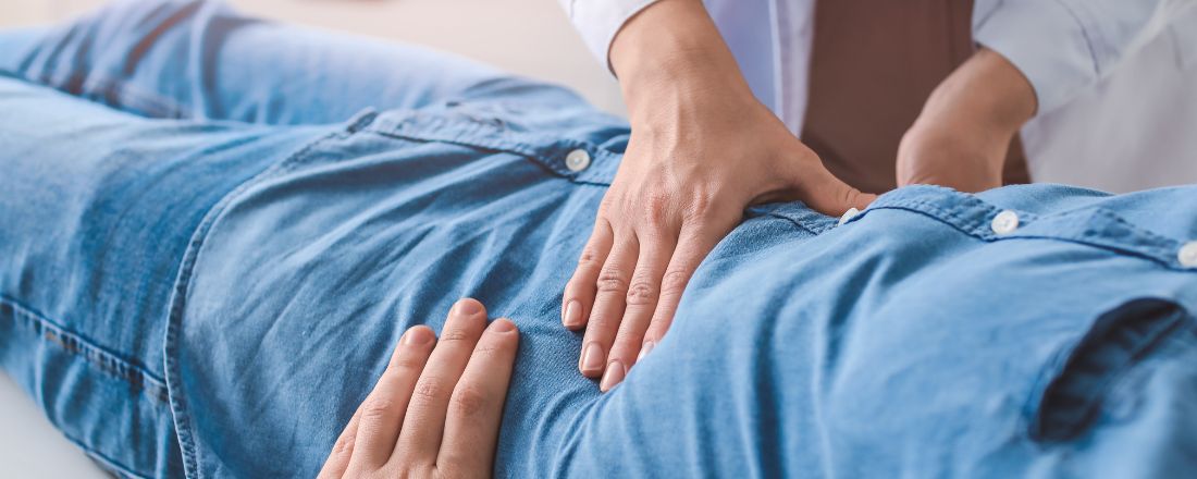 uomo visitato da gastroenterologo