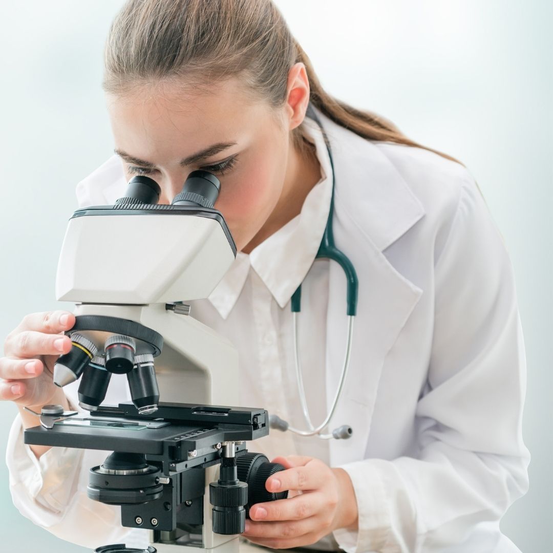 Farmacovigilanza: Una Scienziata Monitora Gli Effetti di un Farmaco