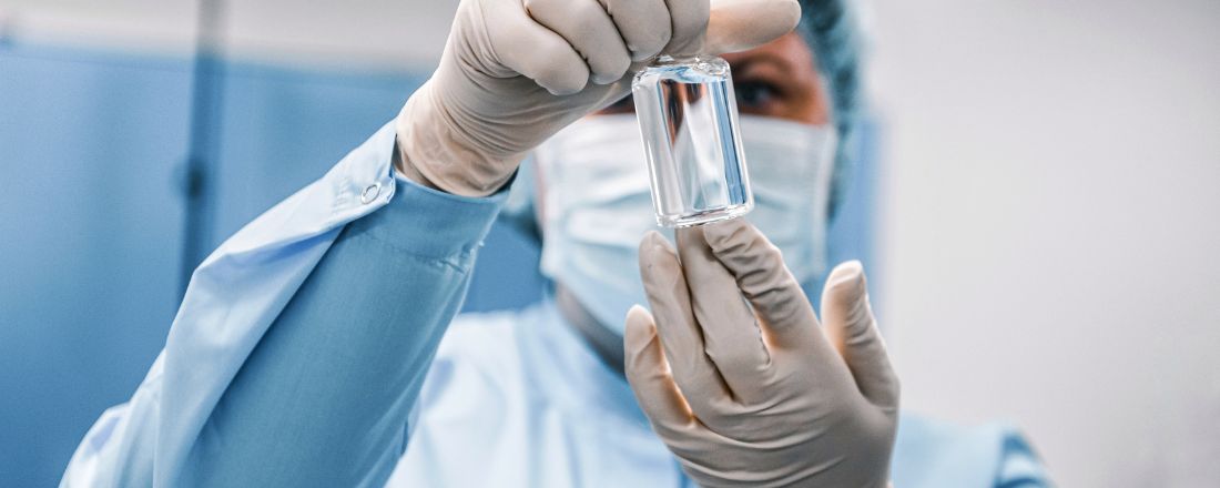 Virus Osservati al Microscopio da uno Scenziato