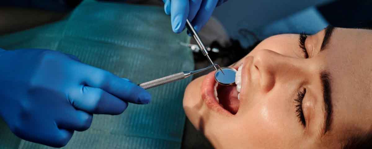 Una donna dal dentista