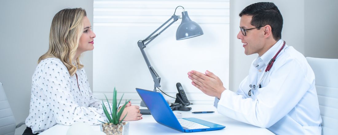 Una donna parla con medico