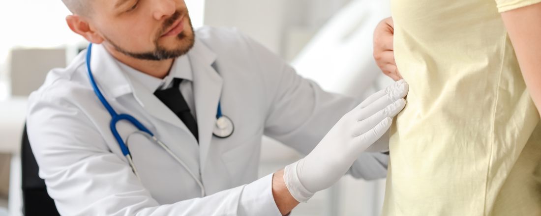 gastroenterologo visita paziente