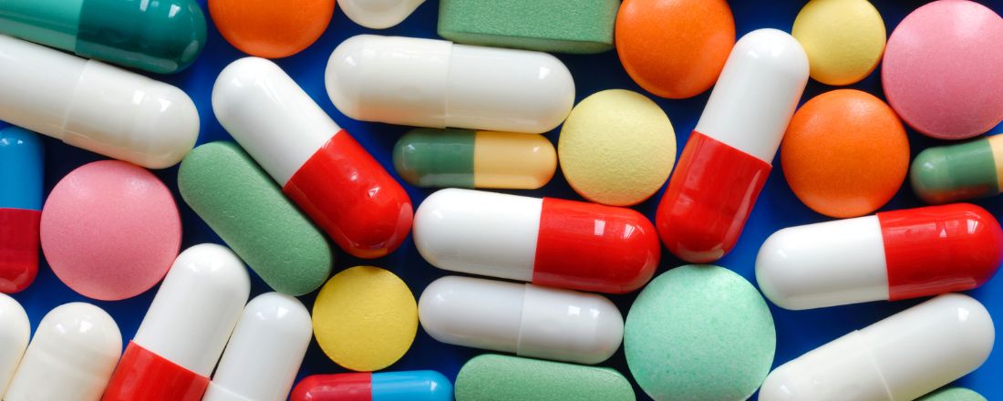 Una serie di pastiglie e medicinali