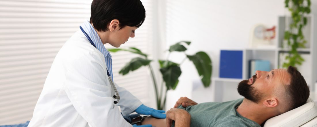 medico visita paziente