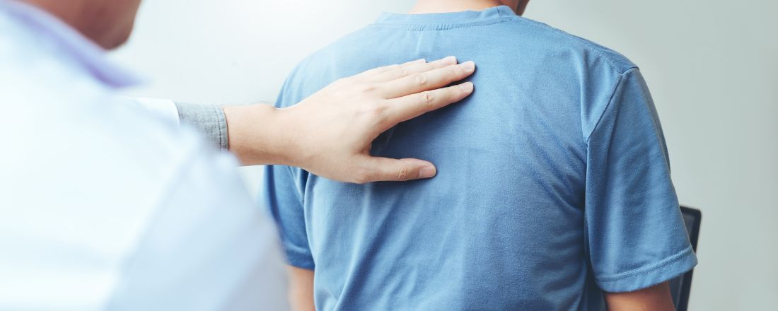 Consulenza medica con il paziente. Problemi alla schiena. Concetto di terapia fisica.