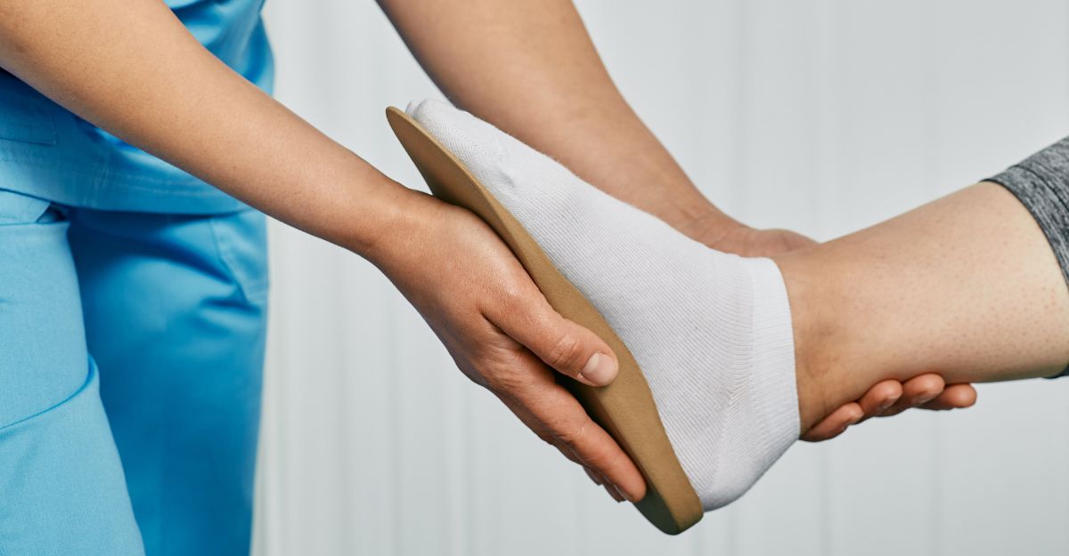 Un ortopedico che visita il piede di un paziente