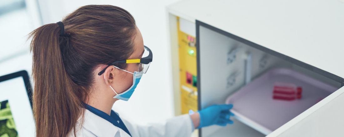 Donna, sperimentatrice e incubatrice in laboratorio per scopi scientifici, controllo della temperatura e strumento per la microbiologia. Persona di sesso femminile, emocoltura e ricerca sulle cellule mediche per le malattie, test e macchinari per il DNA.