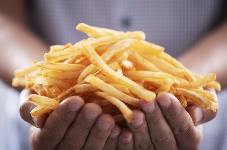 Mangia solo patatine fritte e perde la vista