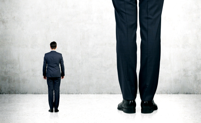 perché invecchiando ci si abbassa: i motivi spiegati dalla scienza