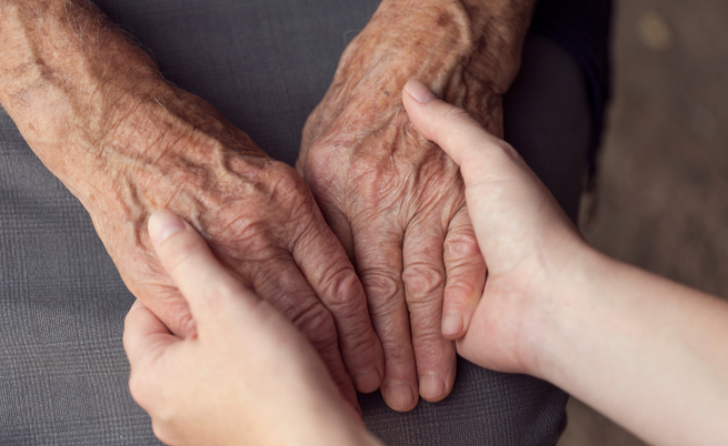 Tutte le agevolazioni previste per i caregiver: legge 104, detrazioni e assegni di assistenza