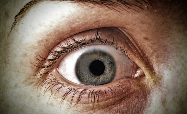 I sintomi della pressione oculare alta e i rischi associati