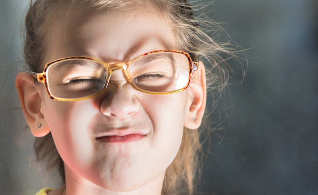 strizzare gli occhi: qual è la causa?