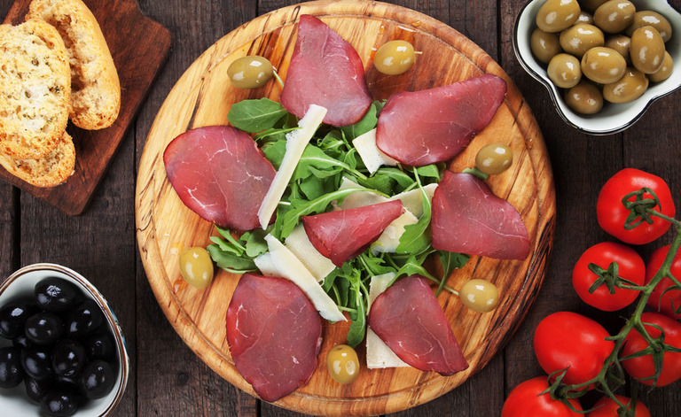 bresaola: tradizione a tavola