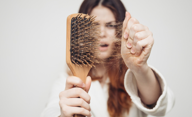 Caduta dei capelli dopo l'estate: ecco come rinforzarli