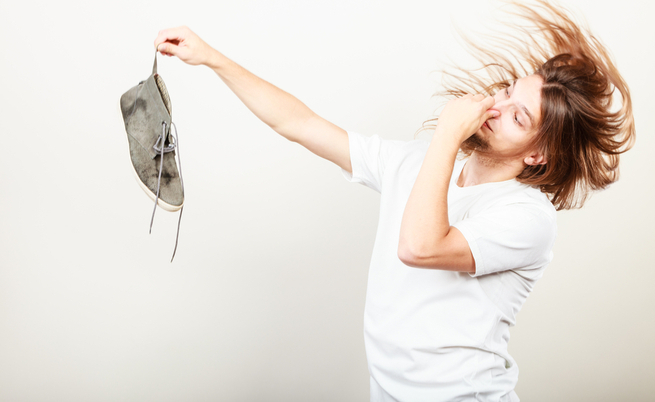 Qual è la causa della puzza dei piedi? Vediamolo insieme!