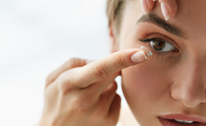 Imparare come mettere e togliere le lenti a contatto