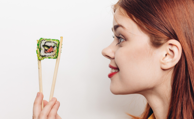 Attenzione a pesce crudo e frutti di mare: i pericoli di contrarre infezioni batteriche