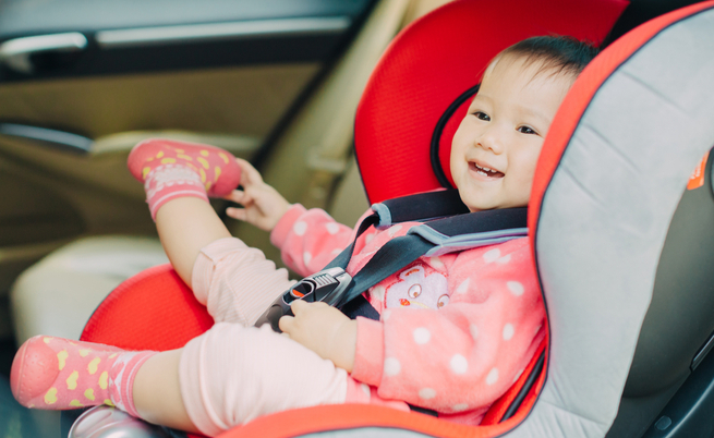 Bimbi in auto: rimedi per non dimenticarli