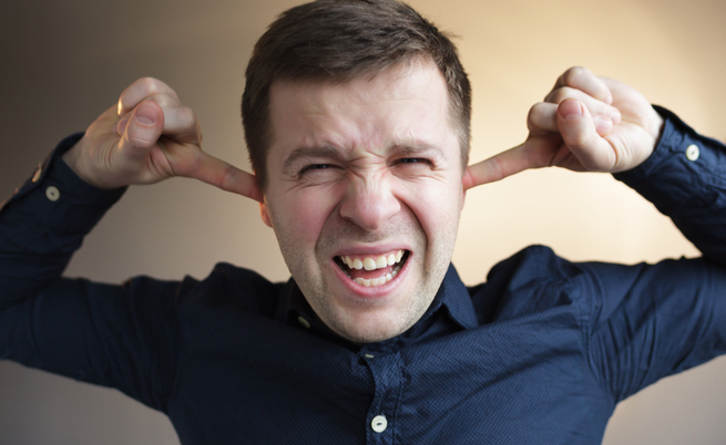 Otite bollosa: sintomi, cure e cause